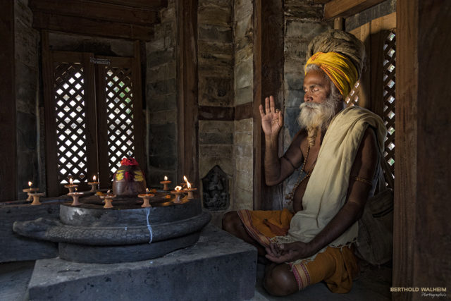 Nepal; Sadhu beim Gebet