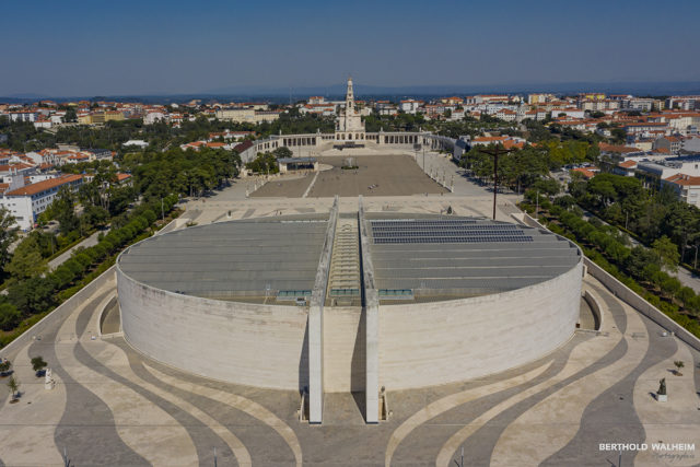 Portugal; Fatima mit alter und neuer Kirche
