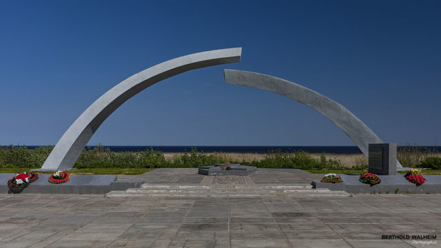 Monument „Broken Ring“ on the „Road of Life“ am Ladogasee, Russland